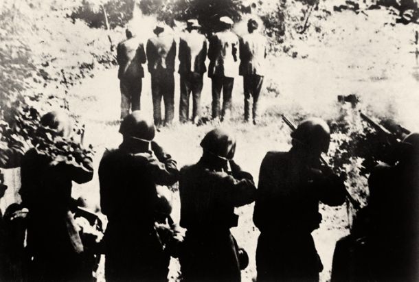 Med okupacijo od leta 1941 do 1943 so Italijani zasedli Ljubljansko pokrajino. Ljubljano so obdali z žico, pobijali so nedolžne ljudi, streljali so talce (na fotografiji v Loški dolini), prebivalce so internirali v koncentracijska taborišča, požigali vasi.