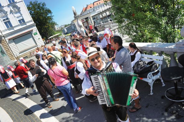Nekateri ga motijo: leta 2015 je s harmoniko preglasil nastop srbskega folklornega društva 