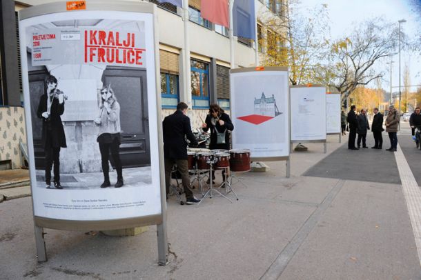 Družba TAM-TAM ima danes oglasne površine v vseh večjih slovenskih mestih. (na fotografiji ulična razstava Proglas: Univerza danes pred Filozofsko fakulteto) 