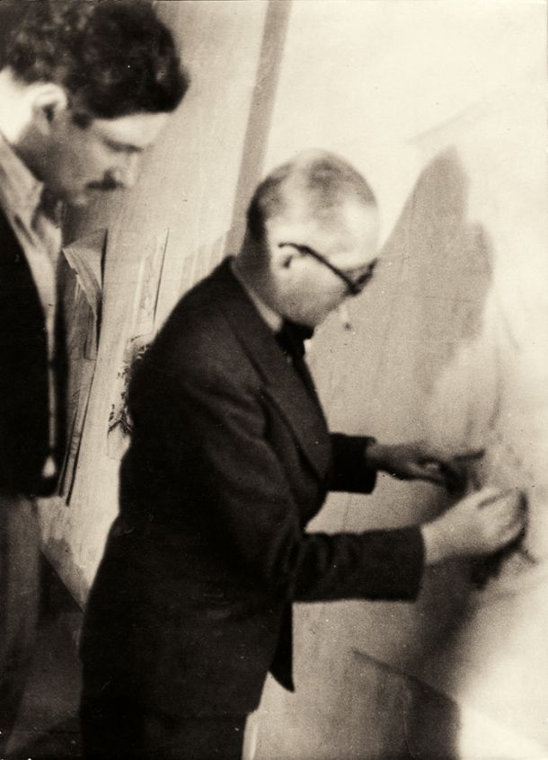 V Le Corbusierovem ateljeju leta 1939 – Marjan Tepina in Le Corbusier pri delu; lahko bi šlo za korekture ali pa za razlago koncepta. 