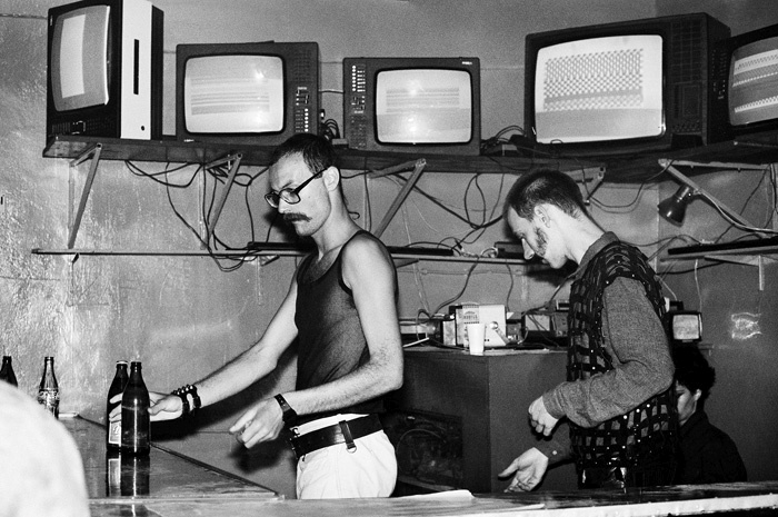 Neuradno odprtje kluba leta 1984. Za točilnim pultom Aldo Ivančić, nesporni pionir ljubljanske rejverske scene, ki je v K4 postavil temelje lokalne klubske elektronike.