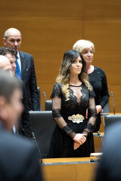 Eva Irgl pri petintridesetih in še malo v slovenskem parlamentu konec leta 2018