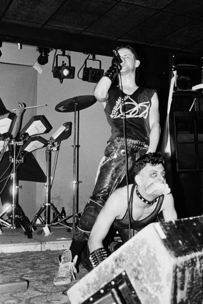 Predstavniki generacije, ki smo v klub začeli zahajati v času dosledno elektronskega programa, si težko predstavljamo, da so tam včasih potekali grunge, metal in punk koncerti.