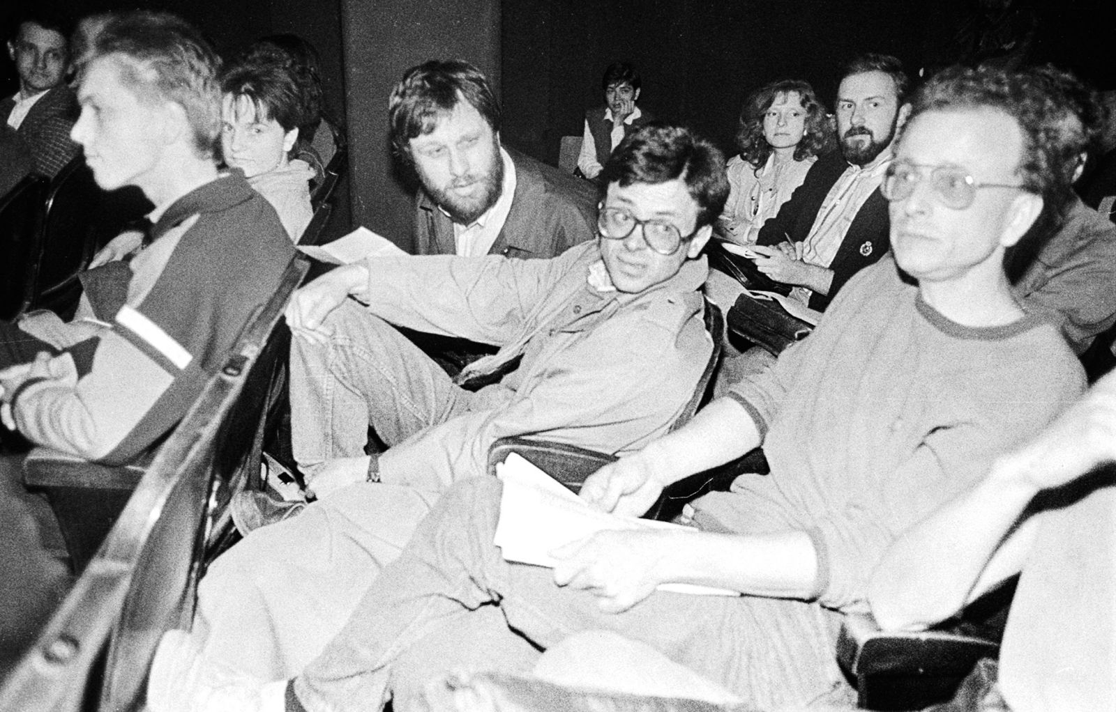 1. junija 1988, dan po aretaciji Janeza Janše, so se v kapelici na Kersnikovi 4 v Ljubljani zbrali svobodomiselni ljudje, ki so si takrat upali demonstrirati proti kršenju človekovih pravic. (med njimi od desne proti levi: Tomaž Mastnak, Rado Riha in Slavoj Žižek)