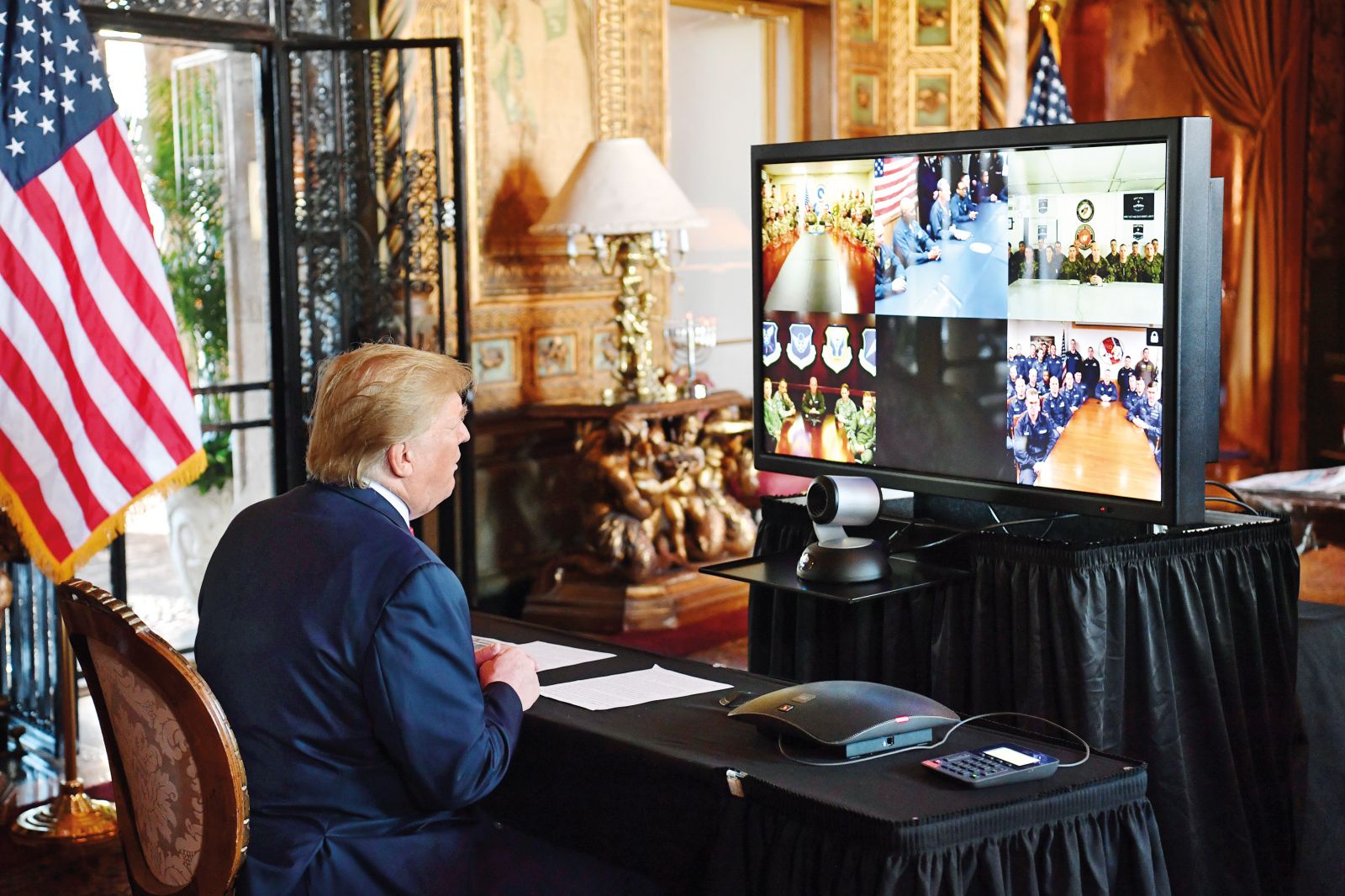 Predsednik se iz svojega posestva Mar-a-Lago pogovarja z vojaki po svetu