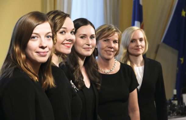 Finska vladajoča koalicija: Li Andersson (Levo zavezništvo), ministrica za izobraževanje, Katri Kulmuni (Sredinska stranka), ministrica za finance, Sanna Marin (Socialdemokratska stranka), predsednica vlade, Anna-Maja Henriksson (Švedska ljudska stranka), ministrica za pravosodje, in Maria Ohisalo (stranka Zelenih), ministrica za notranje zadeve. 