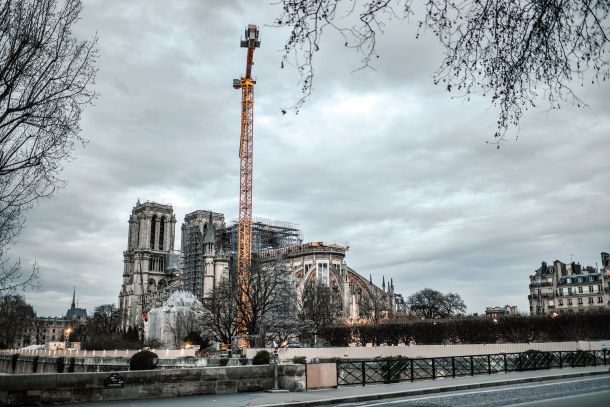 Pariška stolnica Notre-Dame brez ostrešja, v fazi »mirovanja in obnove«