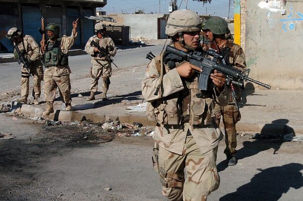 Ameriški in iraški vojaki pred leti 