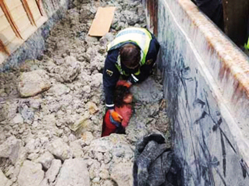 V torek so na mejnem prehodu v Dobovi v vagonu, polnem gline, odkrili 30 migrantov, med njimi tudi nosečo žensko in otroke