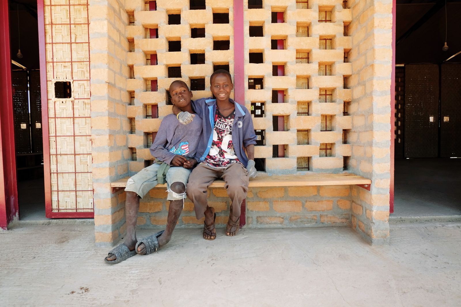 Pri mali šoli v izobraževalnem središču v Brufutu v Gambiji so razvili vhodne niše iz »opečnih čipk«, ki so utrdile stene, omogočile prezračevanje in hkrati ponudile prostor za druženje. Partnerji pri projektu leta 2019 so bili Univerza v Ljubljani, Fakulteta za arhitekturo, Študentsko humanitarno društvo Streha za vse, Društvo za otroke sveta, Slovenija