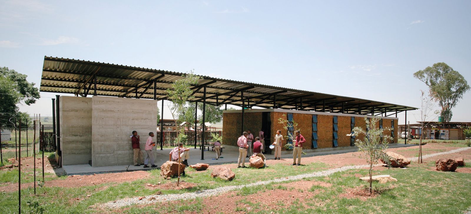 Učilnica in knjižnica Ithuba, Južnoafriška republika, kjer so upoštevali naravne danosti, kako ljudje stavbe naseljujejo in uporabljajo, kako in s katerimi materiali gradijo danes in so gradili v preteklosti. Partnerji pri projektu leta 2010 so bili Univerza v Ljubljani, Fakulteta za arhitekturo, Društvo študentov arhitekture Šola za prihodnost, fundacija SARCH, Dunaj, Avstrija