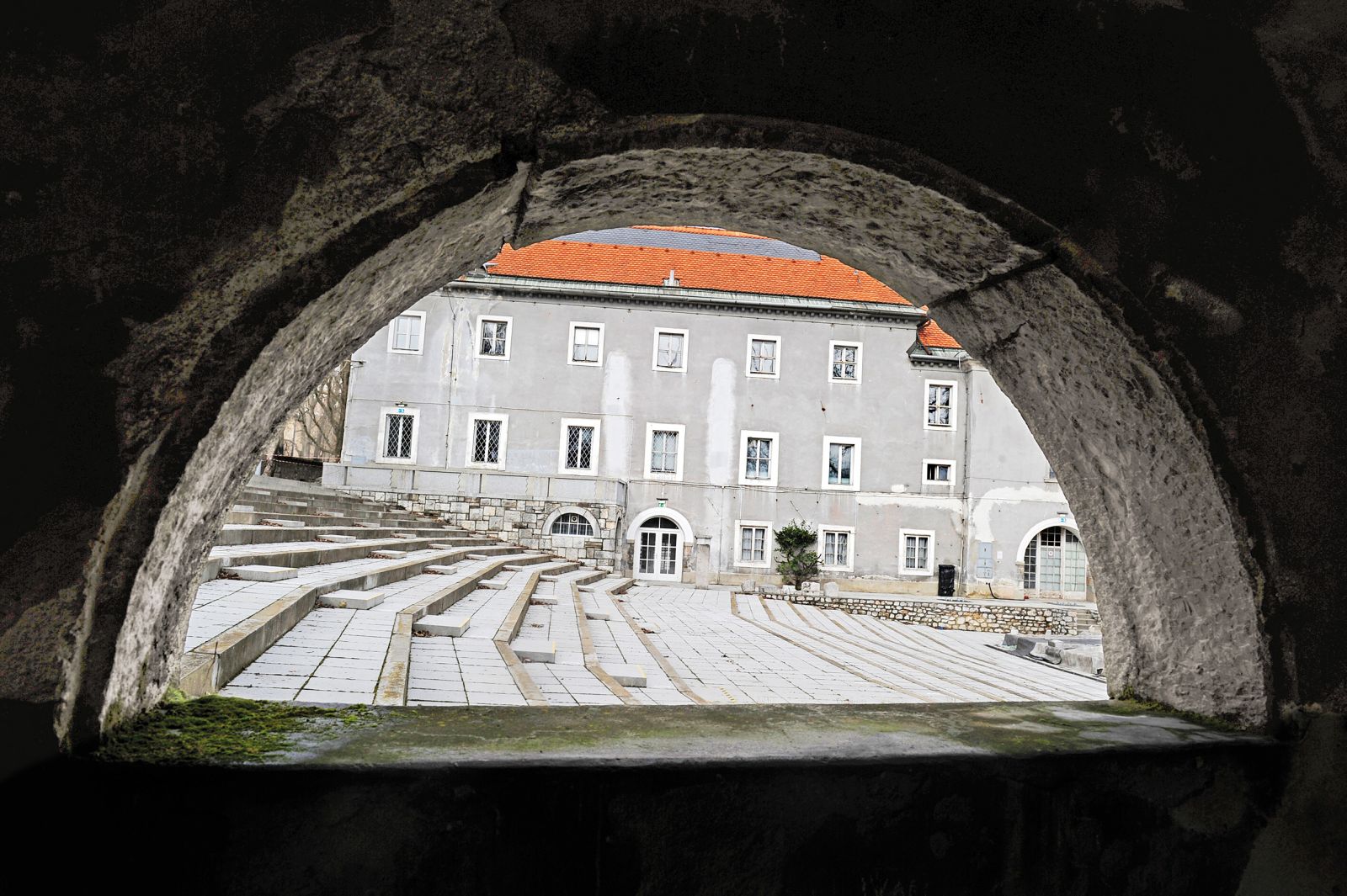 Ljubljanske Križanke so bile nekoč osrednji prostor za kulturne prireditve, ki so zaznamovale celotne generacije. V letnem gledališču so ujeti kolektivni družbeni spomin in vsa doživetja prireditev od leta 1954 do danes, od prvega Jazz festivala (1960), Slovenske popevke do Novega rocka (1981–2000) ter koncertov Nicka Cava, Louja Reeda ...