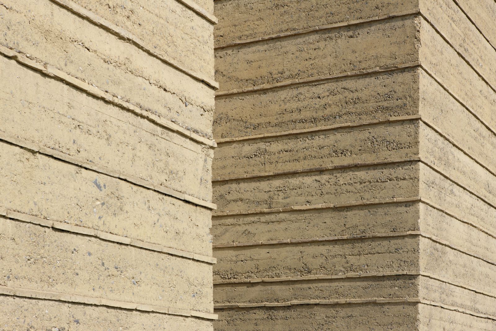 Iz zemlje so narejeni pol metra debeli zidovi, ki dihajo in so zračni. To je masivna gradnja, ki ne potrebuje ometa na notranji strani in tudi na zunanji ne.