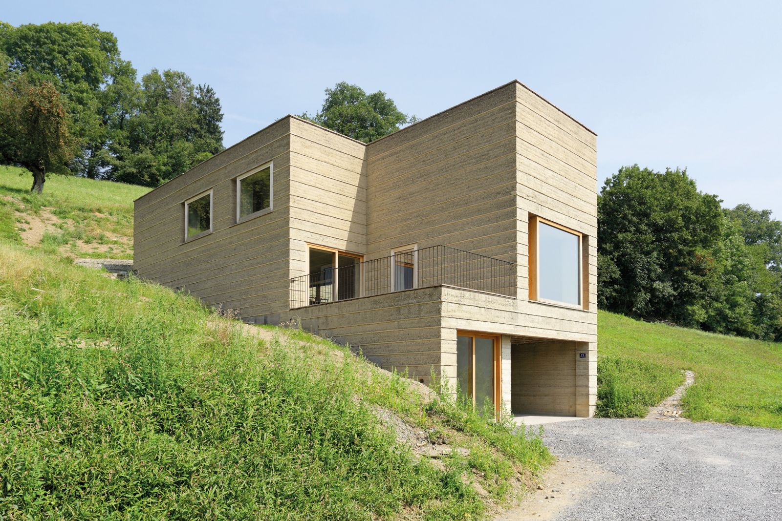 Rauchova butana stanovanjska hiša v Vorarlbergu v Avstriji. Martin Rauch velja za vodilnega evropskega arhitekta, ko gre za gradnjo stavb iz zemlje.