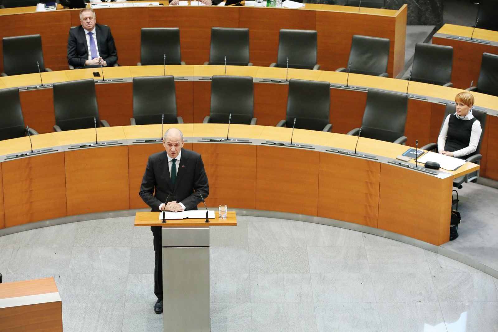 Seja državnega zbora, na kateri je bil Janez Janša izvoljen za predsednika vlade s pomočjo glasov SMC Zdravka Počivalška (levo) in DeSUS Aleksandre Pivec (desno). | Borut Krajnc