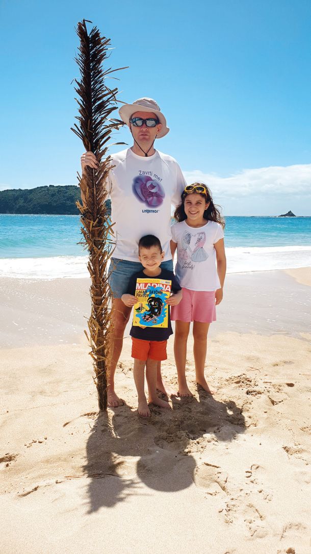 Filip, Ida, Nikola; litostrojski turisti v deželi ragbija, Hahei Beach, Nova Zelandija 
