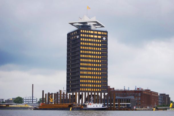 Poslovna stolpnica A’Dam v Amsterdamu po prenovi in predelavi iz poslovnega objekta v mešan stanovanjskoposlovni objekt