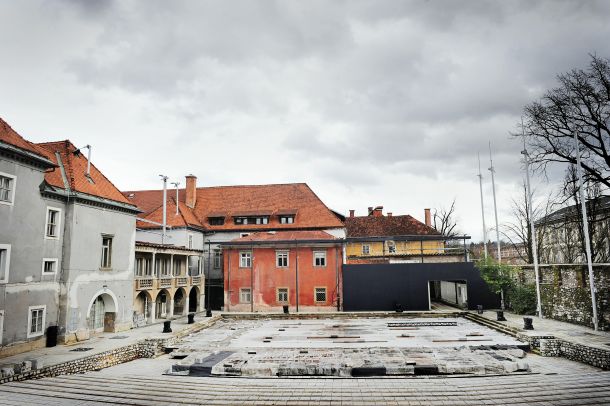 Festival Ljubljana že nekaj let prenavlja letno gledališče Križanke in glede na učinke se zdi, da je Zavod za varstvo kulturne dediščine RS utonil v stoletni sen Trnuljčice.