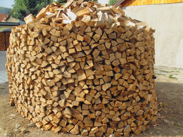 Lesna biomasa je glavni vir energije za ogrevanje v Sloveniji. 
