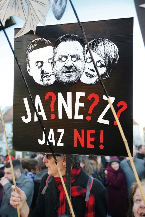 Protesti v Ljubljani proti Koaliciji sovraštva: zombiji, tri nove koalicijske stranke, ki so snedle svoje obljube. 