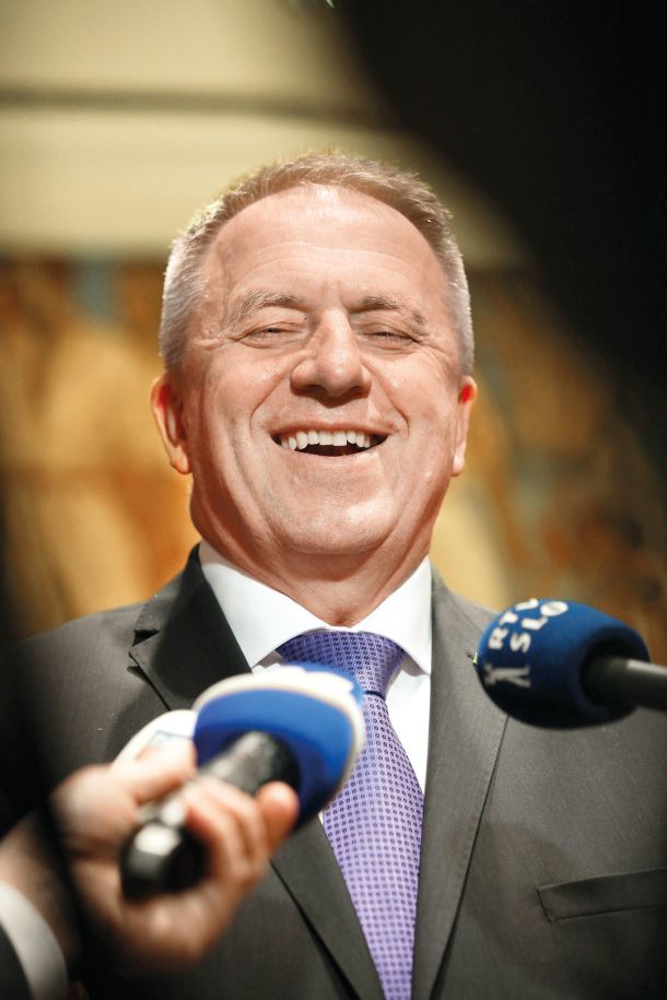 Tretjo Janševo vlado je omogočil predsednik SMC Zdravko Počivalšek – zato ker bi rad Janšo sprva nekaj časa »poslušal«.