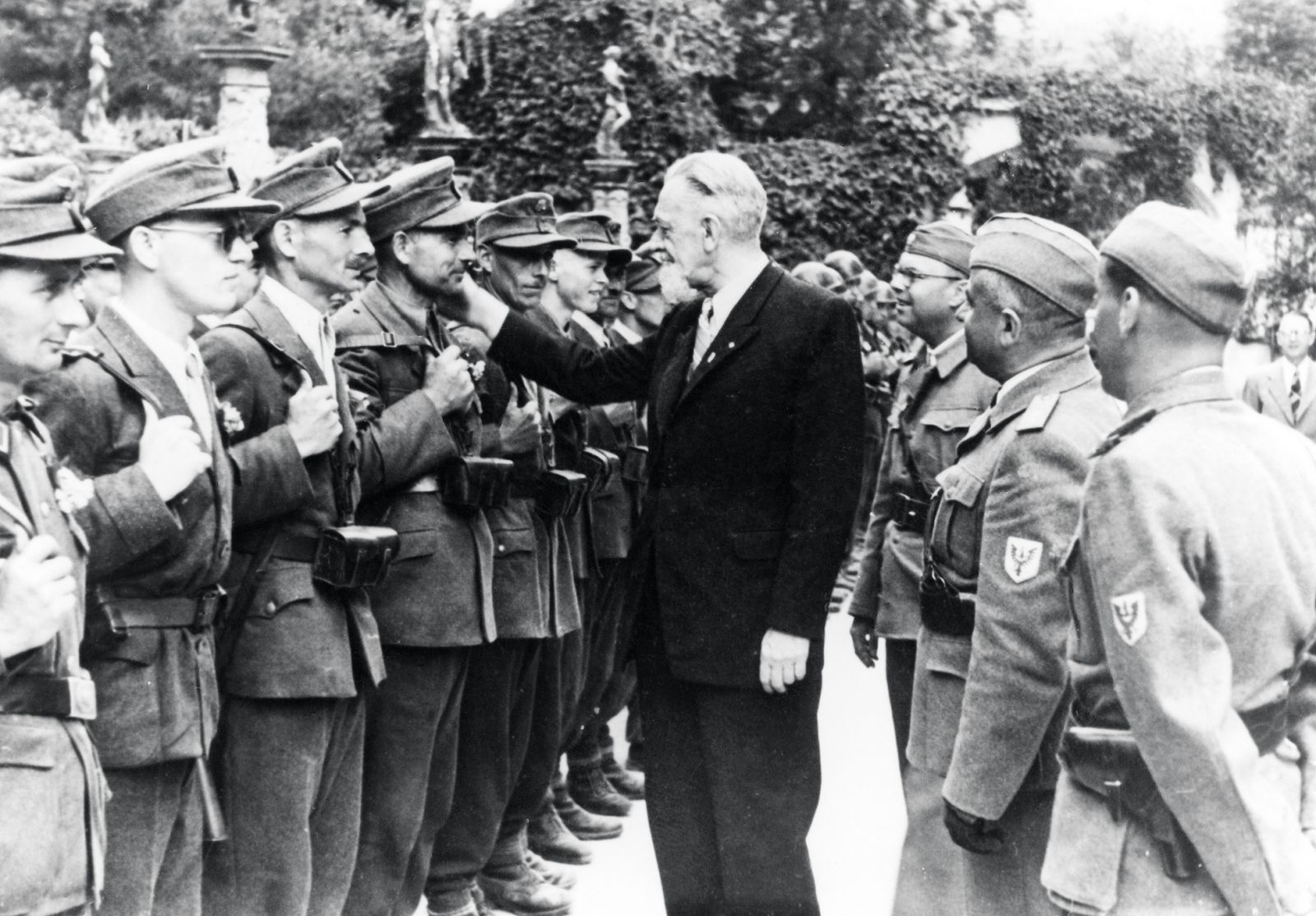General Rupnik pregleduje domobranske enote