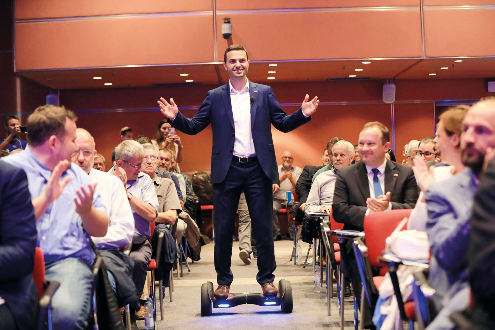 Matej Tonin, minister za obrambo, ki je najprej govoril, da bi lahko vardaši pomagali Slovenski vojski, potem pa se je neprepričljivo potegnil nazaj. (Matej Tonin je tudi zagovornik digitalizacije – na programsko konferenco NSi se je lani septembra pripeljal s hoverboardom.) 