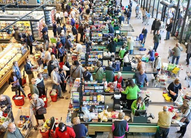 Množično zbiranje kupcev v trgovskih centrih (fotografija je simbolična)
