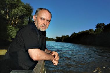 Feri Lainšček, pesnik in pisatelj ter podpornik akcije Plačaj z verzom, ki se tokrat seli na splet.