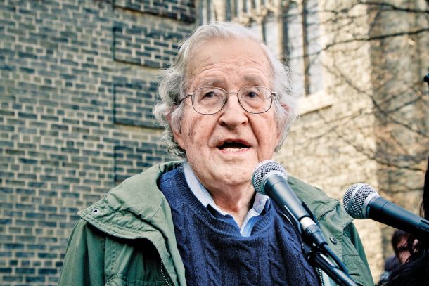 Noam Chomsky je o menjavi vlade v Sloveniji zapisal: »Upal sem, da bo Slovenija ostala dovolj civilizirana, da bo zavrnila te grozote, ki se razraščajo.«