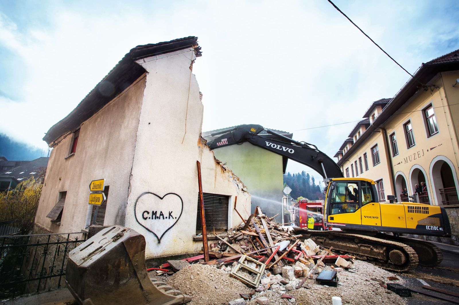 Rušenje Tinčkove Bajte v Cerknem