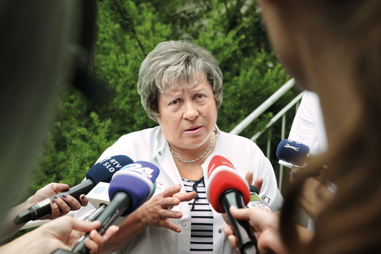 Infektologinja dr. Tatjana Lejko Zupanc je prejšnji teden sodelovala na vladnih tiskovnih konferencah in pojasnjevala, kaj se dogaja z epidemijo. Nova vlada jo je najprej umaknila, potem razrešila kot predstavnico ustanovitelja v svetu Nacionalnega inštituta za javno zdravje. Namesto nje je bila imenovana Mateja Lesar, diplomirana socialna delavka, ki je bila zadnja leta zaposlena v državnem zboru, kjer je pripravljala poslanska gradiva.