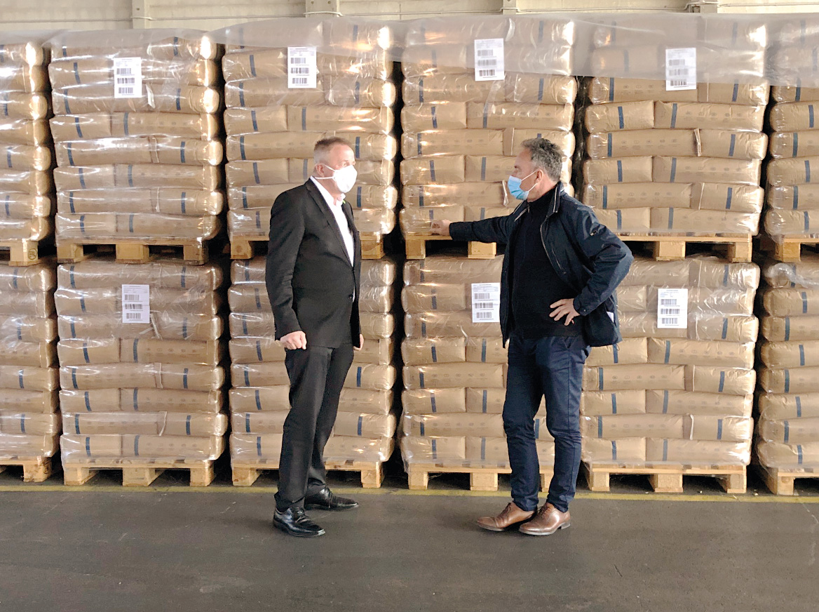 Gospodarski minister Zdravko Počivalšek in direktor Zavoda RS za blagovne rezerve Anton Zakrajšek v enem izmed skladišč blagovnih rezerv Republike Slovenije
