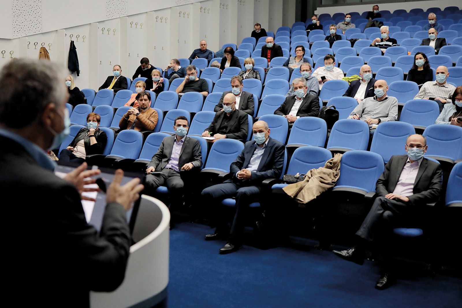 Sestanek vladnega kriznega štaba s predstavniki slovenskih bolnišnic v dvorani Zdravniške zbornice Slovenije, 15. marca 2020