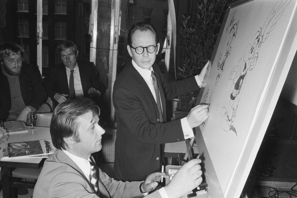 Albert Uderzo med risanjem Asterixa leta 1972
