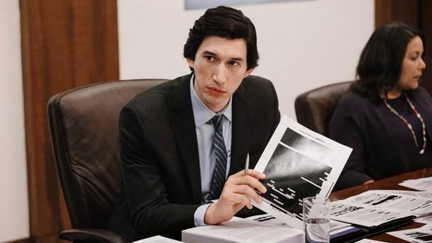 Adam Driver v filmu The Report: Uslužbenec preiskovalne komisije, ki je odkril, da je CIA načrtno mučila iraške zapornik