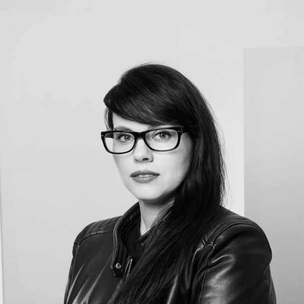 Make-up artistka in izdelovalka maske, Tanja Vojnović, ki trenutno ne dela s strankami, šolo, na kateri predava, pa so prav tako zaprli.