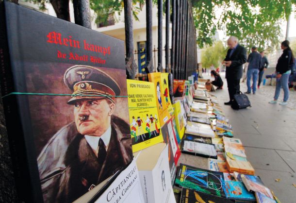 Amazon več ne prodaja nacističnih knjig, a na ulicah evropskih mest se jih lahko še vedno najde /