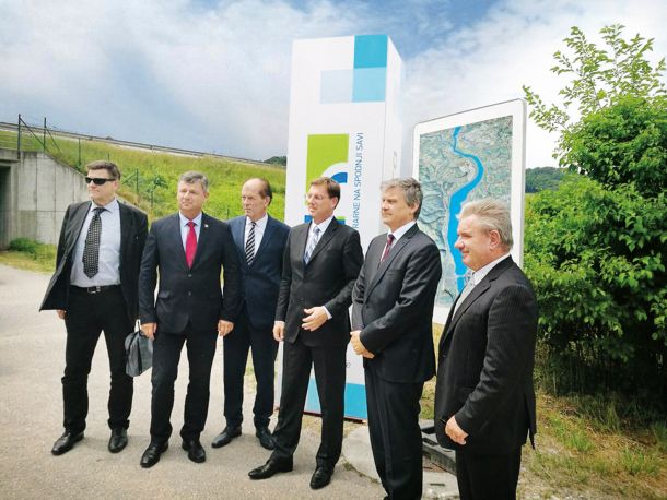 Andrej Vizjak je novo lokacijo nastajajoče HE Mokrice maja 2018 ponosno razkazoval predsedniku vlade Miru Cerarju in tedanjemu ministru za infrastrukturo Petru Gašperšiču