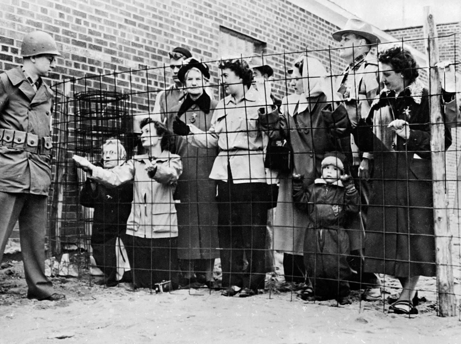 Prvega maja 1950 so v Mosineeju, malem mestu v ameriškem Wisconsinu, vpeljali komunizem. Skupina uniformiranih moških, poslikanih z rdečimi zvezdami, je preprosto vletela, blokirala vse vhode in izhode iz mesteca, aretirala župana Ralpha E. Kronenwettra in prevzela oblast. Prebivalci Mosineeja se niso niti najmanj upirali. Tiste, ki so kazali disidentske ambicije, so itak takoj internirali – naravnost v gulag. | Profimedia