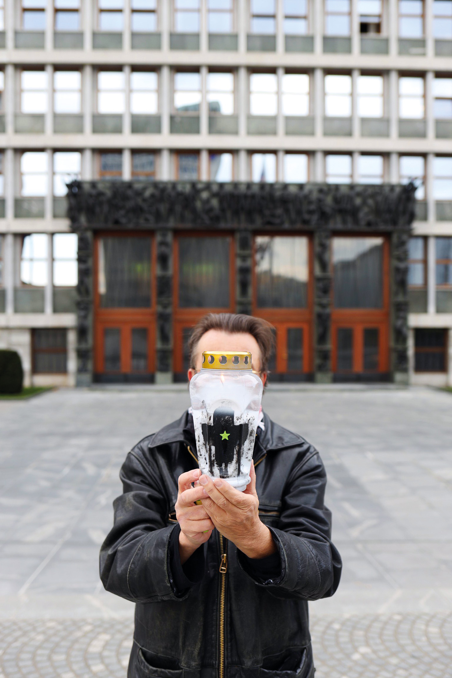 Roman Uranjek prižiga svečo pred državnim zborom, LJ | Tadej Vaukman