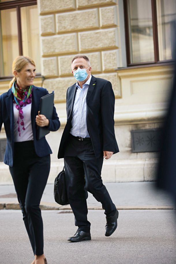 Če bi gospodarski minister Zdravko Počivalšek vodil zdravstveni resor, bi sodeč po zadnjem svežnju pomoči gospodarstvu v Sloveniji imeli zlate respiratorje. 
