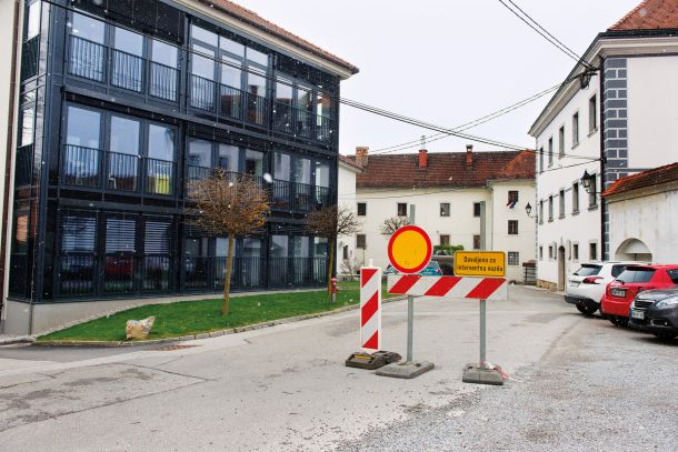 Novi in stari dom (nekdanja Križniška komenda) starejših občanov v Metliki. Skrajno desno proštija