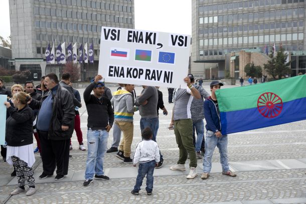 Protest Romov pred Državnim zborom pred nekaj leti