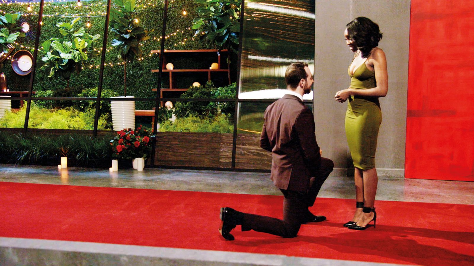 Skoraj največ resnih pogovorov para, ki se med vsemi sodelujočimi ujame najbolje, se vrti okoli tega, da je ona temnopolta, on pa ne.