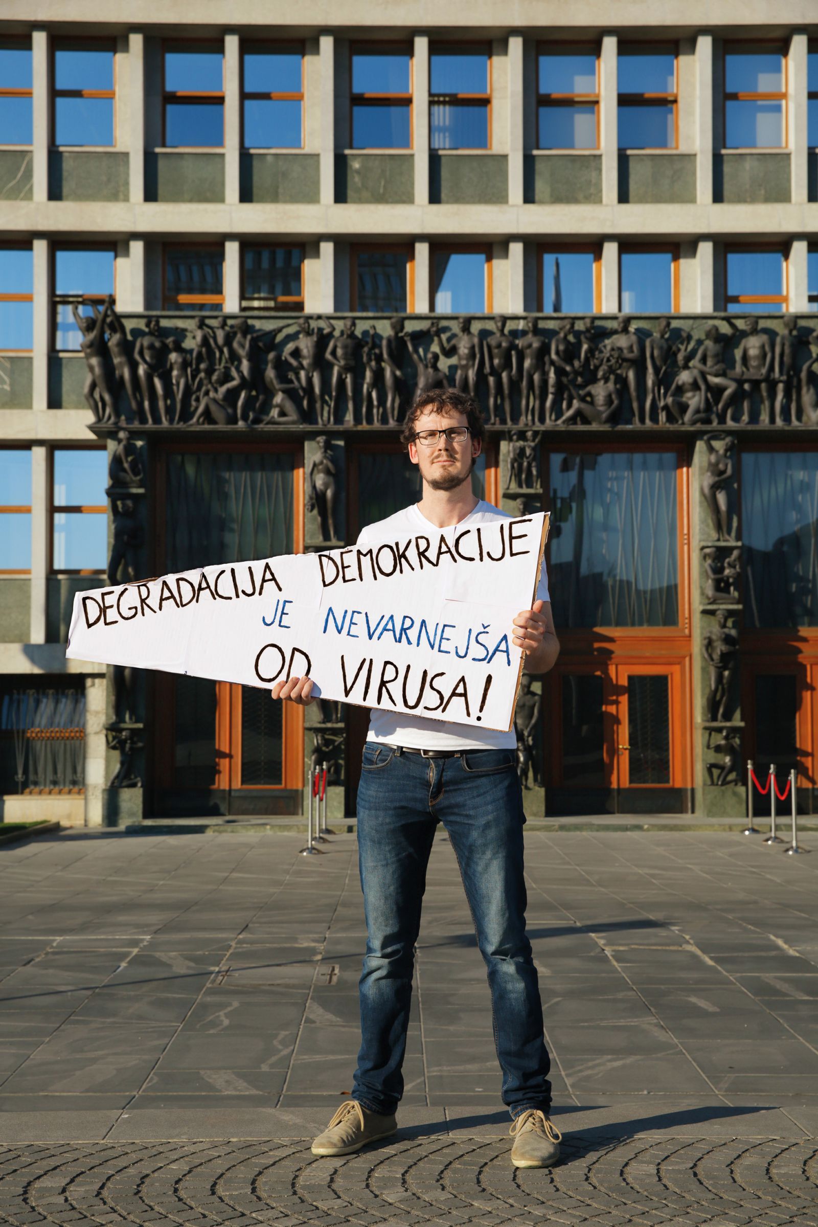 Tisti, ki se odrečejo dejstvom, se odrečejo tudi svobodi. Vlada virusno epidemijo izkorišča za povečevanje avtoritarnosti. Na fotografiji zadnji protest pred parlamentom.