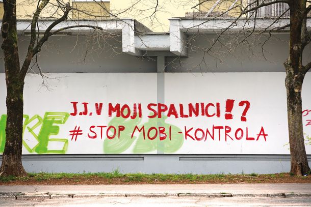 Nekateri posamezniki se iz vladnih odlokov celo norčujejo. Za zdaj še nekaznovano. 