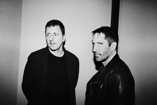 Če bi bil kdo poklican, da napiše uradno glasbeno spremljavo za vse, kar je – in še bo – posledica virusa, bi se Trent Reznor in Atticus Ross upravičeno znašla med najresnejšimi kandidati. 