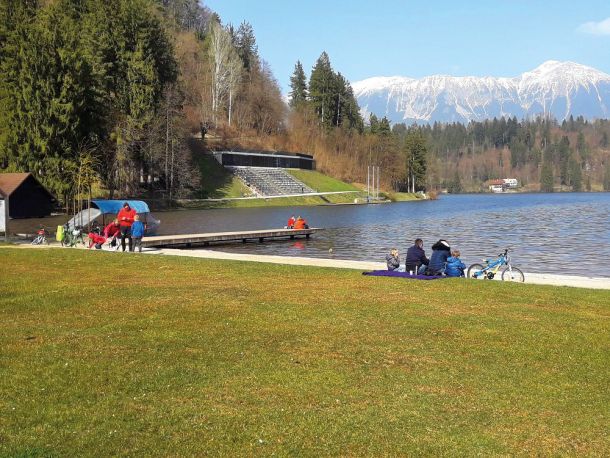 Fotografija občine Bled, ki naj bi dokazovala gnečo sprehajalcev to soboto ob Blejskem jezeru. 