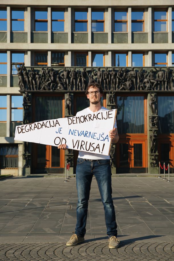 Tisti, ki se odrečejo dejstvom, se odrečejo tudi svobodi. Vlada virusno epidemijo izkorišča za povečevanje avtoritarnosti. Na fotografiji zadnji protest pred parlamentom.